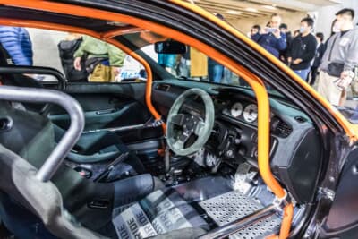 ホンダ シビック：ダッシュボードからドアパネルに至るまで、すべてアルカンタラで統一。ネオクラシックなホンダ車のなかに、欧州スーパーカーのような気品が漂う