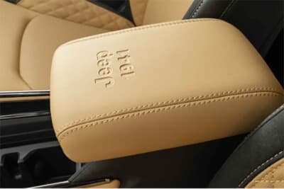 Jeep Commander Track Edition：Jeep 1941ロゴの刻印入りスライディングアームレスト付センターコンソール