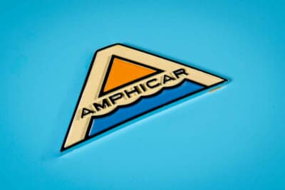 アンフィカー770:フロントフードに備わるエンブレムは、イニシャルの「A」に山=陸地と波打った水面を組み合わせている