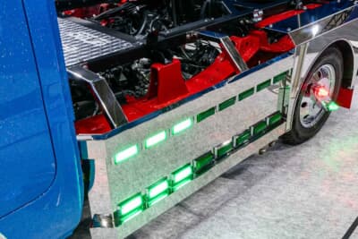 ダイハツ ハイゼット トラック PTO ダンプ 大発命:両サイドパネルには緑色のLEDマーカーライトが取り付けられている