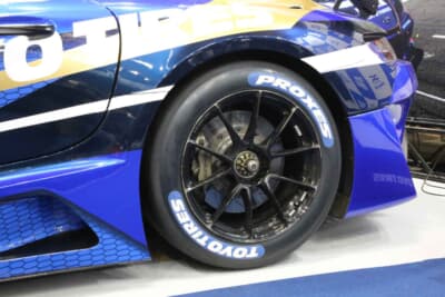 ニュルブルクリンク耐久レースの最上位「SP9」クラスに参戦するメルセデスAMG-GT3。過酷なレースのために生まれたスリックスを装着