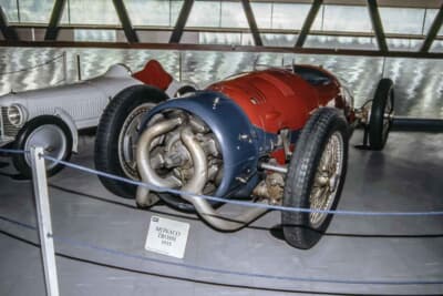 モナコ トロッシ：フロントに空冷2サイクルの星形16気筒（3982cc）エンジンを押し込んだ1935年製のモナコ・トロッシ。イタリアGP予選に登場するも、ハンドリングが危険すぎて本戦出場を辞退したという狂気のGPカーだ