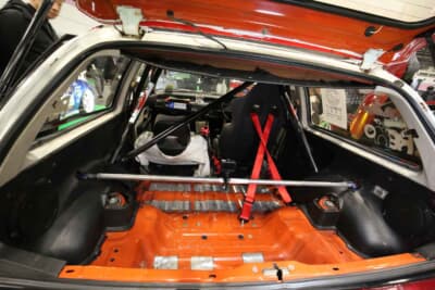 ホンダ シビック(E-AT):リアシートは軽量化のために取り外され、ロールバーがを装着している