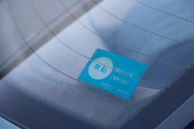 メルセデス・ベンツ124ミディアムクラス・セダン:当時の空気を伝える「無鉛」シール。あえて剥がさず残すのもオリジナルへのこだわり