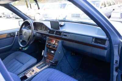 メルセデス・ベンツ 300E：清潔に保たれた室内。33年間の風化を感じさせないのは、大切にされてきた証拠だ