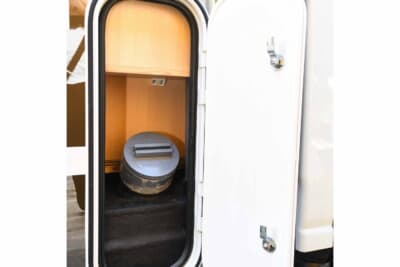 給水タンクや汚水タンクが備わっており、汚水でいっぱいになったり、給水が空になると自走で汚水処理施設や給水施設まで移動が可能。この口はバキュームカーにて随時貯まった排泄物をここから汲み取る。車両の左右にどちらからでも汲み取り出来るよう装備されている