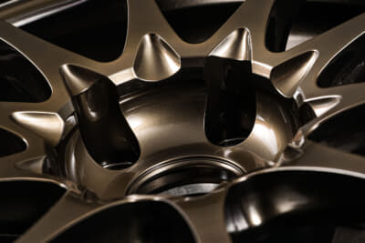 VOLK RACING CE28 N-plus：ボルクレーシングのなかでもCE28N-plusは軽さを追求してきたモデル。剛性を確保しながらも、細くシャープなラインのスポークが美しく、19インチでもしっかり実現されている