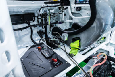 AMEND プレデター：エンジンがバイク用なので、シフトレバーは必然的にドグミッションとなり、サイドブレーキも油圧化されている