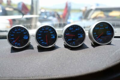 スズキ カプチーノ：愛車のコンディション管理に欠かせないでフィーの追加メーター。ブラックのパネルにブルーのライトで昼も夜も優れた視認性を誇る
