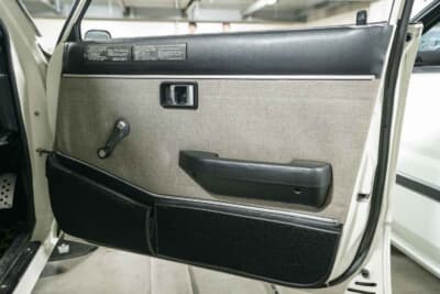 トヨタ セリカ カムリ 2000GT：高圧洗浄と手洗いで本来の状態を取り戻したドア内張り。細部までオーナーの愛情が行き届いている