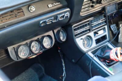 トヨタ セリカ リフトバック1600GT:助手席側には各種メーターを追加