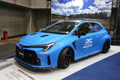 プロクセスが2026年で35周年を迎えるのにあたり、そのデモカーとして製作されたのがGRカローラ。ボディ色は世界限定50台のシアンメタリック