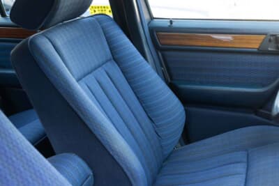 メルセデス・ベンツ 300E：メルセデス伝統の硬めのシートは、14万キロを超えてもなお、オーナーの腰を支え続ける