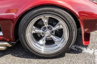 シボレー コルベットC3コンバーチブル：ブレーキは33スカイラインのブレンボキャリパーを流用している