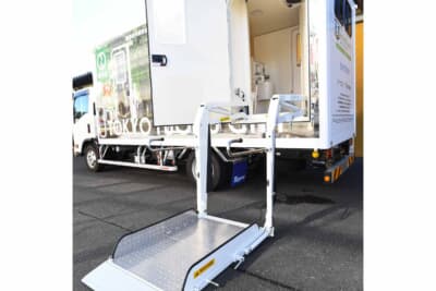 車椅子等の階段を上がって利用出来ない方への配慮がなされた作りとなっている。リフトの反対側にも階段で昇降できる作りになっており、健常者も利用できる