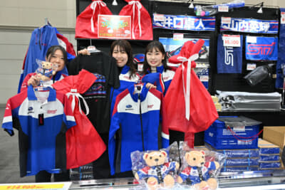 ウエア類などさまざまなアイテムが展示販売されていた