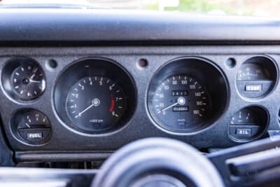 日産 510型 ブルーバード SSS：見やすいメーター類。速度計は180km/hまで刻まれる
