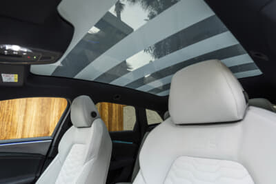 アウディA6 e-tron：オプションのスマートパノラマガラスルーフは従来にない快適空間を演出