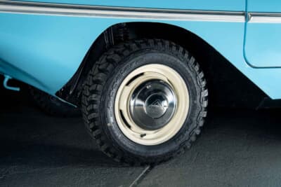 アンフィカー770:サスペンションは独立懸架方式を採用。ブレーキは4輪とも油圧ドラムブレーキ