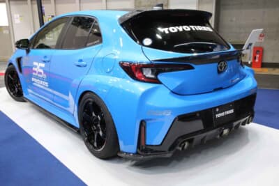 プロクセスが2026年で35周年を迎えるのにあたり、そのデモカーとして製作されたのがGRカローラ。ボディ色は世界限定50台のシアンメタリック。スポーツ2を装着する