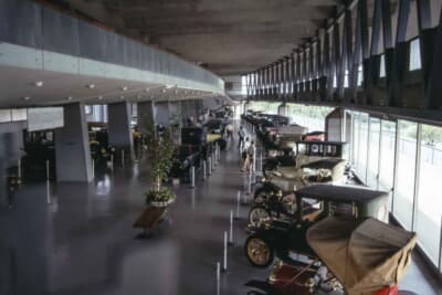 広大なミュージアムの館内は、吹き抜け構造を利用して上層階から展示車両を俯瞰で眺めることも可能だ。美しい名車たちのルーフラインや、フロア全体の圧巻のスケール感をさまざまな角度から堪能することができる