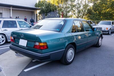 メルセデス・ベンツ124ミディアムクラス・セダン:リアゲートの絞り込みと、タイヤの踏ん張り感が同居する、黄金比のリアスタイル