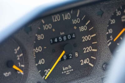 メルセデス・ベンツ 300E：正確に時を刻み続けるアナログメーター。14万キロは、このクルマにとってはまだ通過点