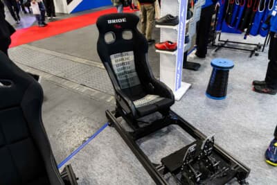 じっくりとフィーリングを確かめられる試着用のシート。ペダル操作の繊細さを体感できる