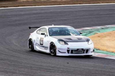 今回は86とヤリスのオーナーに限り、HKSハイパーマックスGATE SPECが装着されたA PIT AUTOBACS SHINONOMEのデモカーへの同乗体験がサプライズで無料実施された