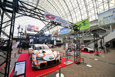 西ゲートから入場してすぐのインテックスプラザに展示されているのが、2024年のGT500クラスを制した36号車「au TOM’S GR Supra」