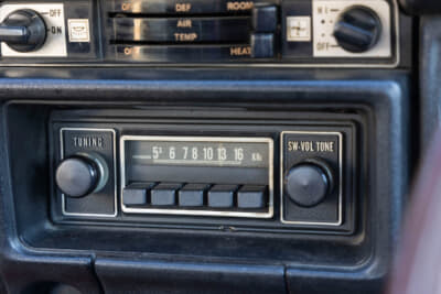 日産 510型 ブルーバード SSS：純正ラジオがAMのみ対応と聞いて、佐々木さんはちょっと驚いていた