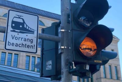 トラムの信号に自分で注意しながら道路を横断します。警告音は鳴りません