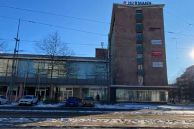 茶色のビルの1階にあるショールームは、旧東ドイツ時代、トラバントの購入希望者で賑わっていたそうです