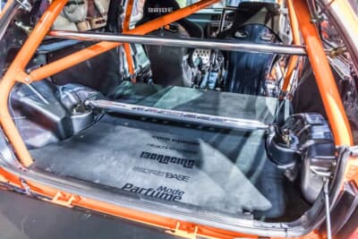 ホンダ シビック：リアシートを撤去したスペースも隙なくアルカンタラを施工。鉄板剥き出しのレースカーとは一線を画す、贅を尽くした空間構成だ