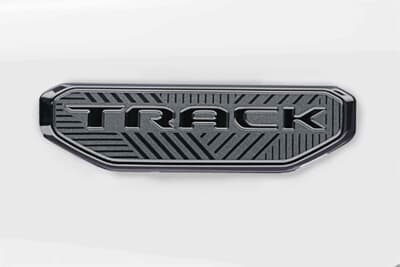 Jeep Compass Track Edition：限定車であることをアピールする専用のTRACKバッジ