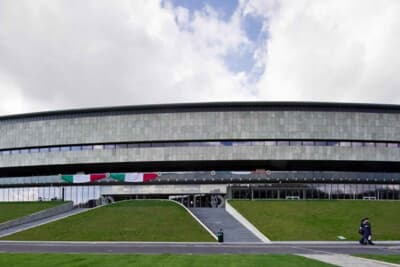 イタリア最大の河川であるポー川の畔に建つ「国立自動車博物館」。弓型に弧を描くファサードは全長100mにも及び、訪れる者を圧倒する。奇跡的に戦火を免れた歴史的遺産を守り続ける、まさに自動車の殿堂である