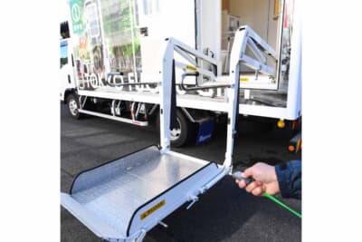 助手席側後方にあるリフトは電動式で、リモコンによる操作で昇降できる