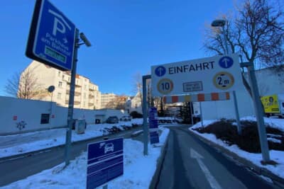 中央駅前のパークハウスの駐車場入口。ナンバーがスキャンされる仕組みが、最近ドイツで増えてきました