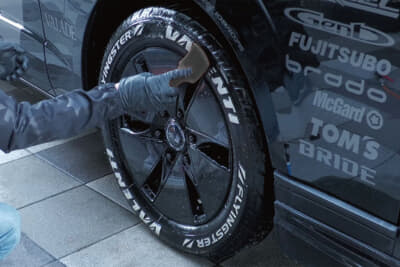 単なる洗車ブラシではなくコシの強い毛を採用したタイヤ専用ブラシ。タイヤの凹凸や溝に入り込んだ汚れもしっかりと落とすことが可能。手にしっかりとフィットする握りやすい形状なので作業性にも優れている。タイヤクリーナーと併用すると効果大