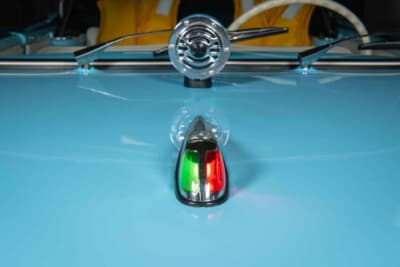 アンフィカー770:フロントフードに備わる備わる航海灯とホーン