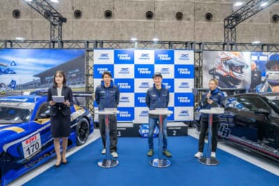 左からMC、中山雄一選手、川畑真人選手、小山美姫選手