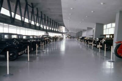 3階建ての広大な館内には、世界中から集められた極めて希少なクルマたちが並ぶ。2011年のリニューアルを経て近代的な展示空間へと生まれ変わり、快適なエレベーターで各フロアの歴史探訪を楽しめるようになった