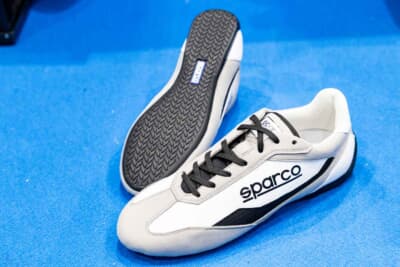 レーシングシューズと同じソールを採用した「S-DRIVE」は、薄くダイレクトなフィーリングが特徴で、手に取れば軽さも実感できる