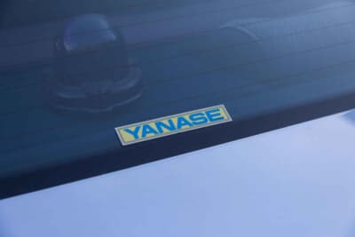 メルセデス・ベンツ 300E：当時からの付き合いを証明する、黄色のヤナセステッカー。オーナーの信頼の証だ