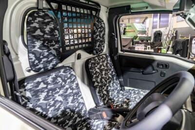 ダイハツ ハイゼットトラック ジャンボ EXTEND3：シートカバーは純正アクセサリーを採用。ハードカーゴのユーティリティパネルも備わる