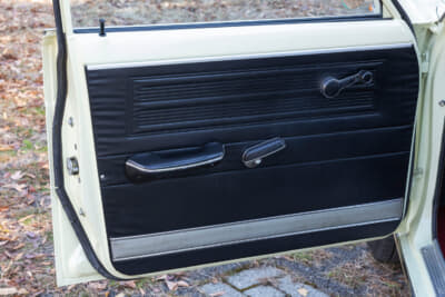 日産 510型 ブルーバード SSS：ドアパネルもクリーンなコンディション
