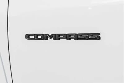 Jeep Compass Track Edition：フロントドアに加飾されたグロスブラック仕上げのcompassバッジ