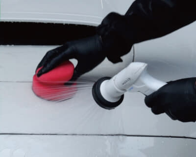 表面にラバースポンジを採用することで洗いながらボディ／ガラス面の鉄粉を除去することができるクレイスポンジ。鉄粉除去剤のメタルリムーバーを併用するとさらに効果が増してくる。鳥ふん、虫の死骸、花粉、黄砂、タール、ピッチの除去にも使用できる