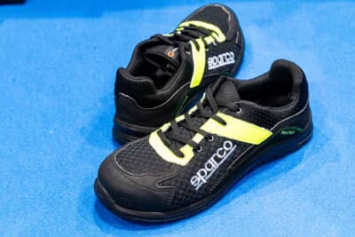 スパルコのセーフティシューズ（安全靴）「TEAMWORK」も多くの来場者が足を止めていた