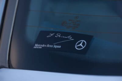 メルセデス・ベンツ 300E：124が新車当時はこのベースのカラーがブルー系であったが傷んでしまったのでディーラーで現行タイプに張り替えている。こんなとこもメルセデス・ベンツならではである